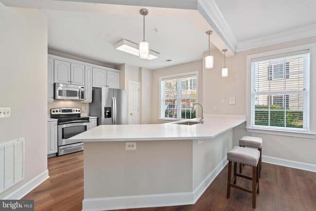 Foto del edificio - 15231 Royal Crest Dr
