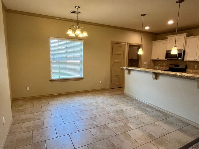 Building Photo - Spacious 4 Bed 2 Bath!!