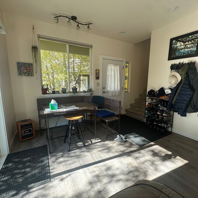 Foto del edificio - Spacious  3 bedroom 2.5 bathroom townhouse