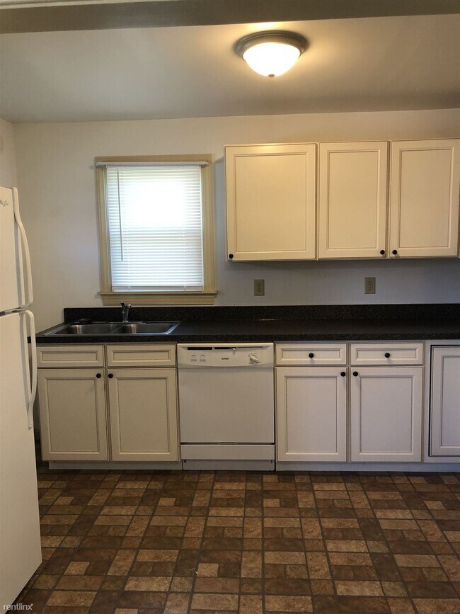 Building Photo - 2 br, 1 bath Duplex - 11 Mill St