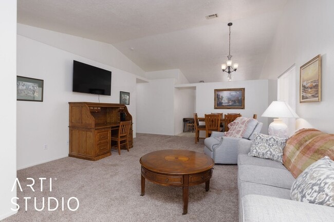 Foto del edificio - Short term fully furnished 3-bedroom 2 bat...
