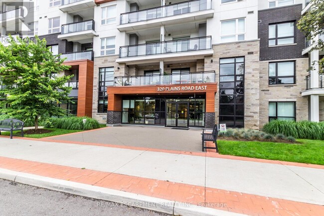 Photo du bâtiment - 320-320 Plains Rd E