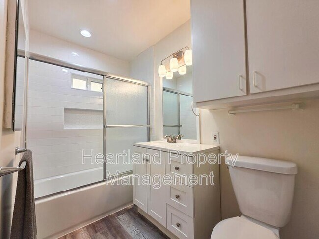 Foto del edificio - 5031 Monroe Ave