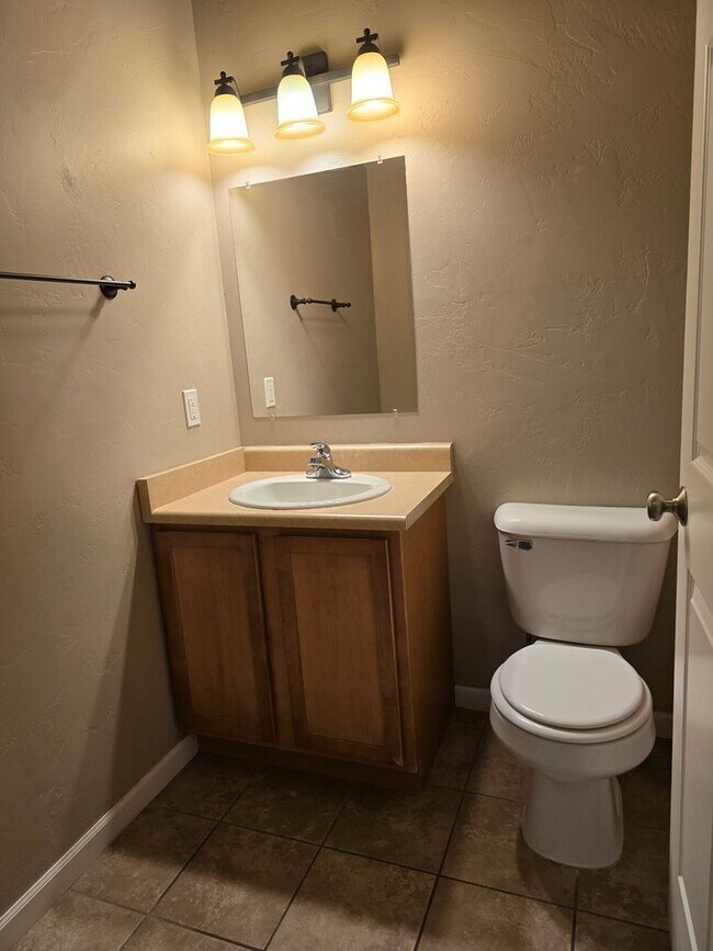 Building Photo - Eastside3 Bed 2.5 Bath Townhouse w/ Garage