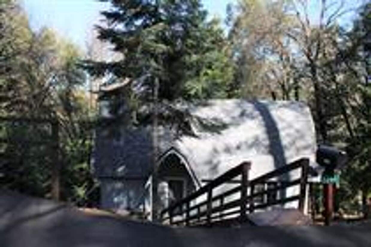 Primary Photo - Charming 3-Bed, 2-Bath Home in Peaceful Tw...