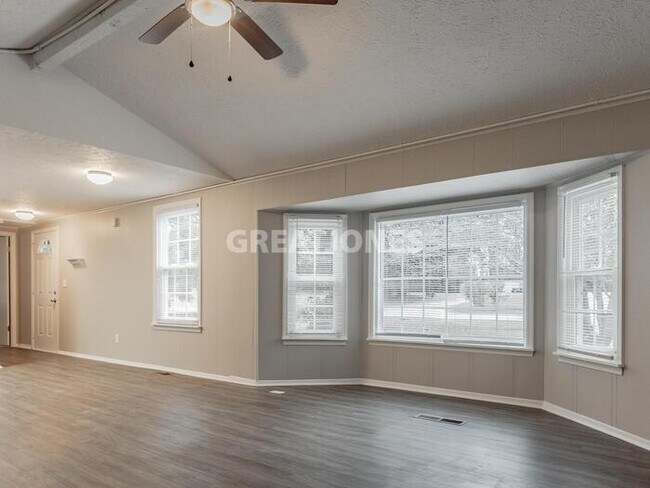 Building Photo - 185 Riverbend Dr