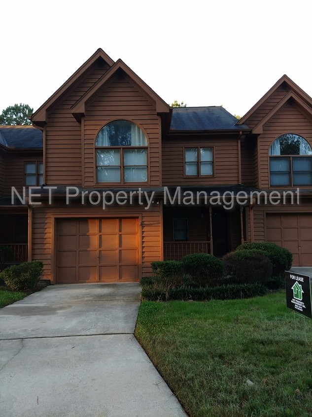 Foto principal - Cute Town Home w/ garage in Raleigh