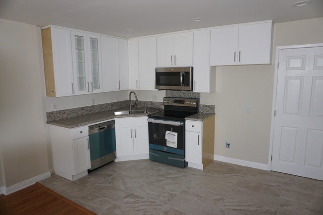 Building Photo - 12512 Doty Ave