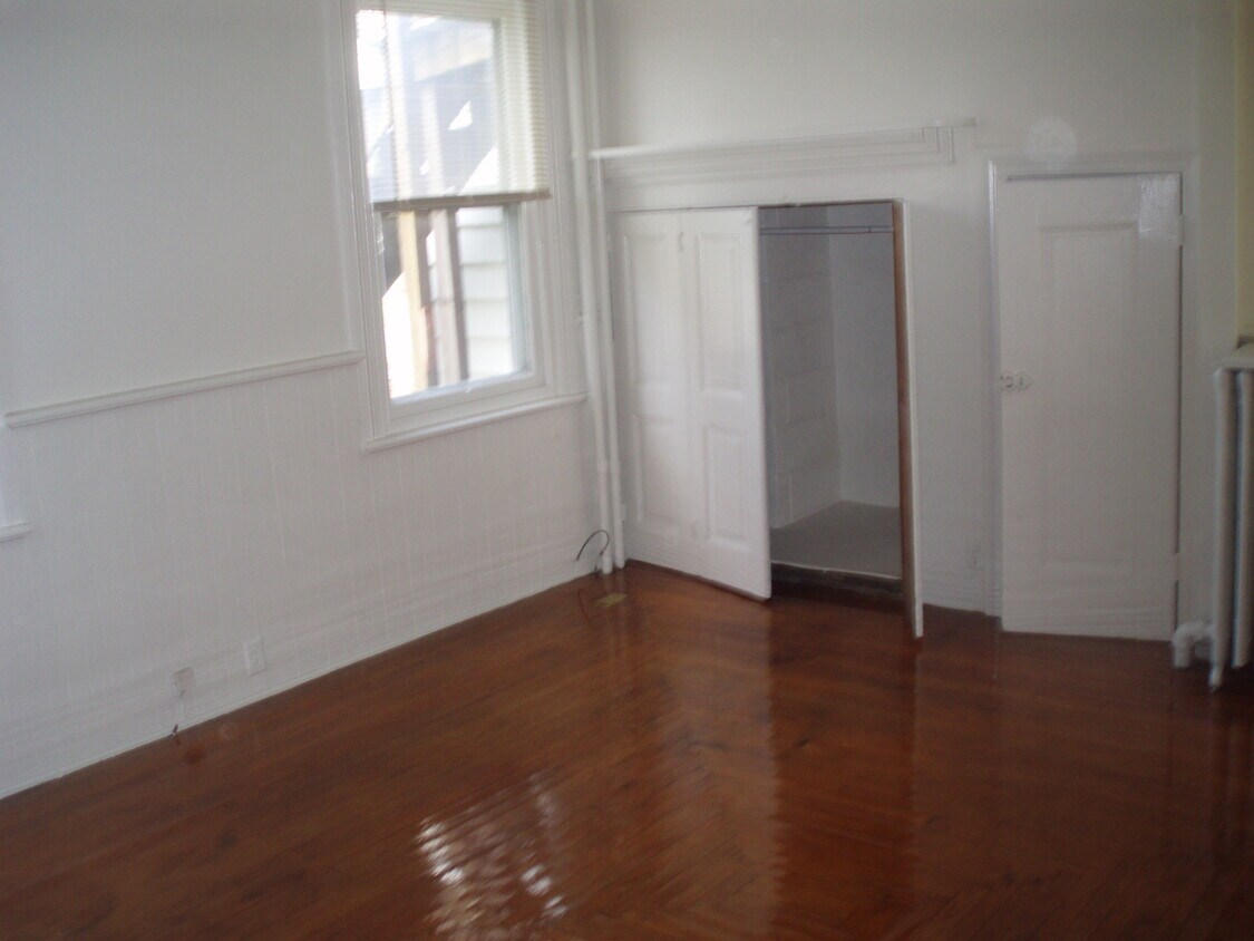 6347 Front unit - 6347 Memorial Rd