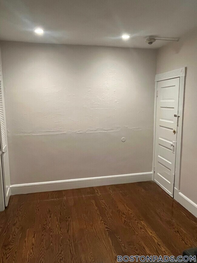 Building Photo - 4 Garden Ct St