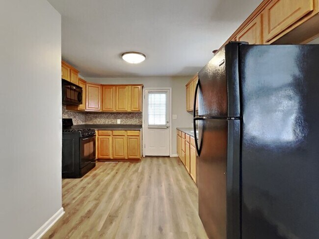 Building Photo - 827 Marilynn Ave