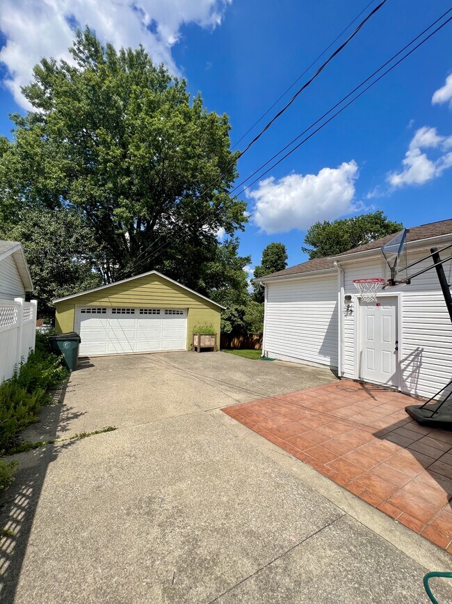 Foto del edificio - 323 E Lowry Ln