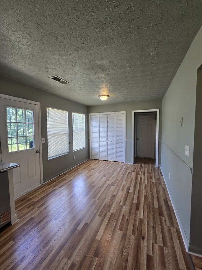 Building Photo - "Charming 4-Bed, 3-Bath Home with 1,500 Sq...