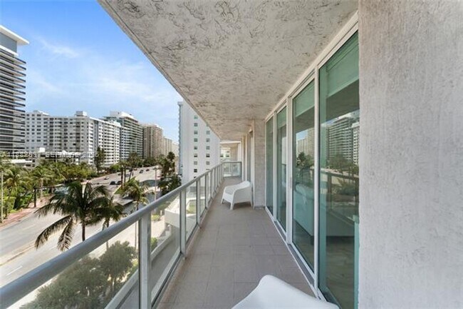 Foto del edificio - 5900 Collins Ave