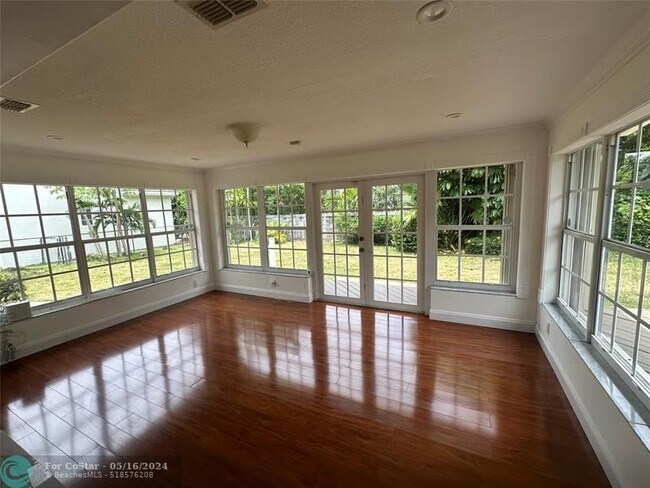 Building Photo - 1527 Baracoa Ave