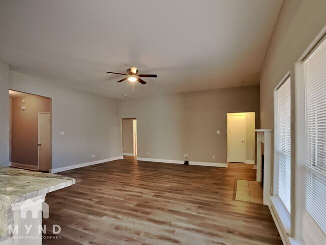 Foto del edificio - 105 Adams Dr