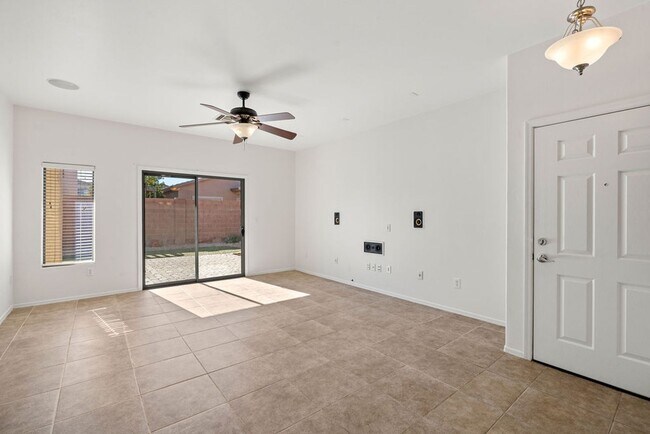 Building Photo - 3 Bedroom Home Located in Sycamore Park