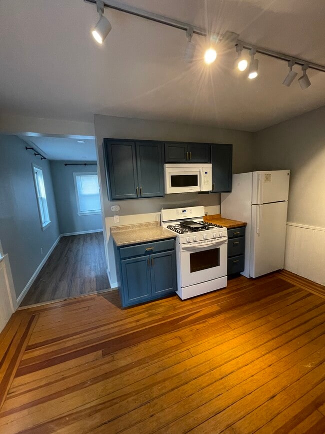 Building Photo - 884 River Ave