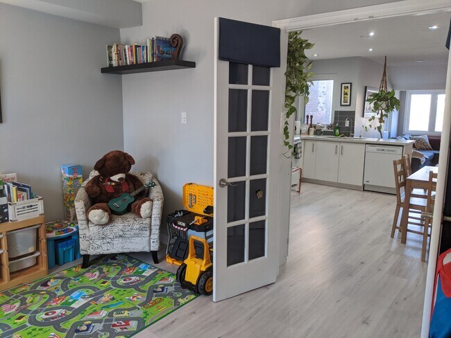 Building Photo - 371 Woodbine Av