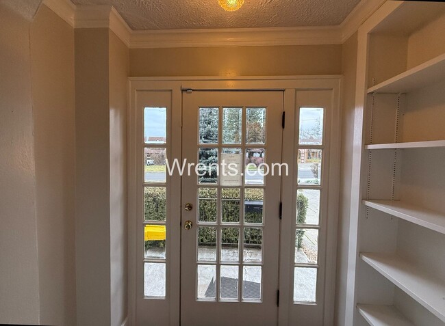 Building Photo - Beautiful 3 bed 2 bath updated home! Half off first months rent!