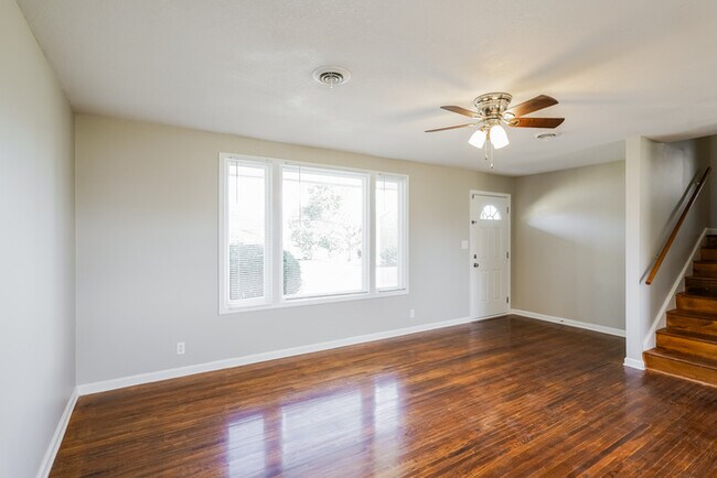 Foto del edificio - Charming 4-Bedroom Home with Spacious Lawn