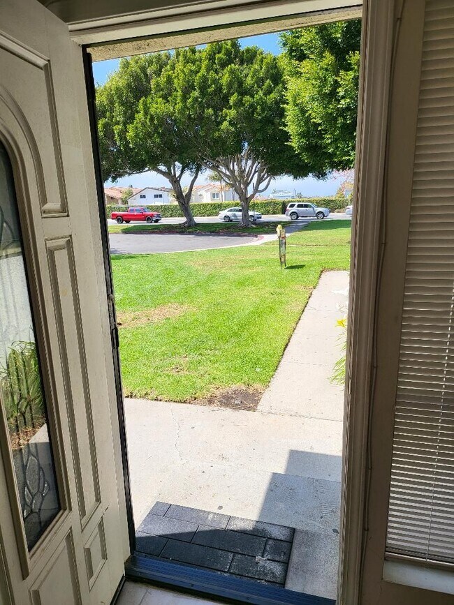 Foto del edificio - Sharp Townhouse on Victoria Avenue across from the Marina
