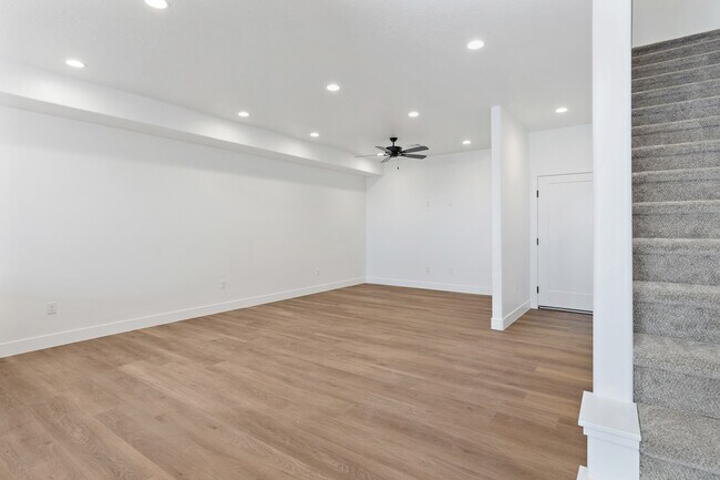 Building Photo - 1082 W Albertine Ln