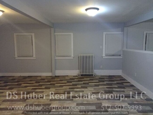 Building Photo - 2 Bedroom Triplex unit