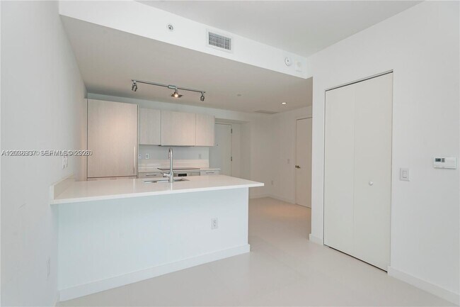 Foto del edificio - 501 NE 31st St