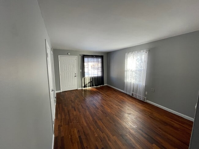 Foto del edificio - 1325 Waldman Ave
