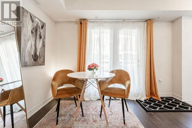 Building Photo - 2480 Post Rd