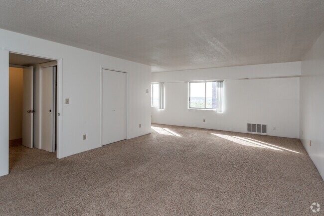Studio, 1BA - 580 SF - 3000 Grand Apartments