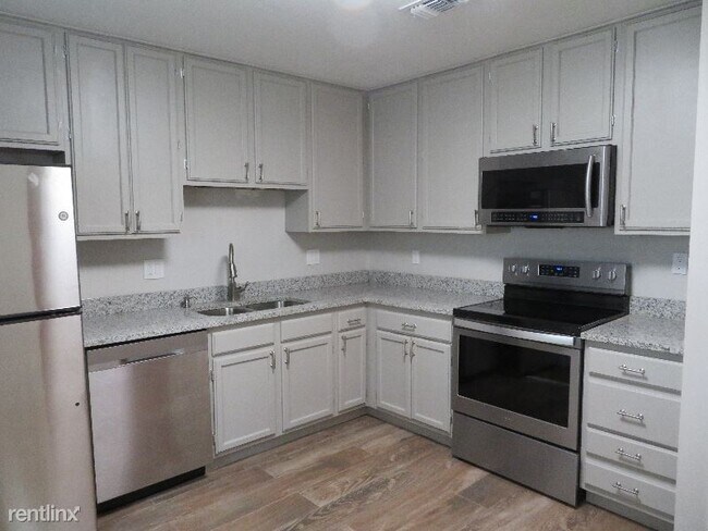 Building Photo - 2 br, 2.5 bath Condo - 4104 Clubside Dr