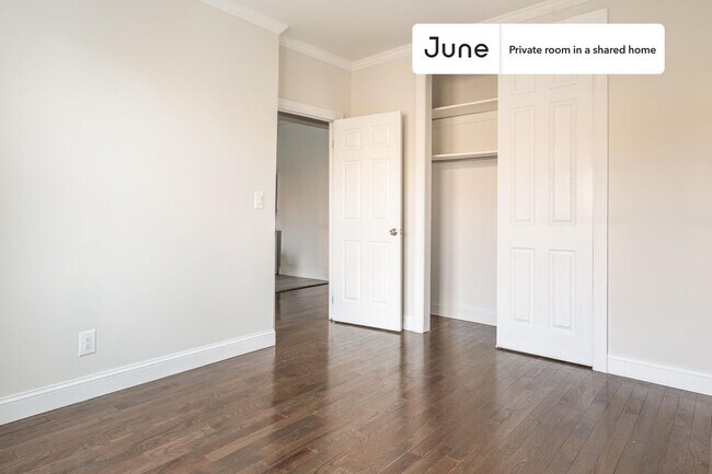 Foto del edificio - Private bedroom in 4 bed/1 bath Home
