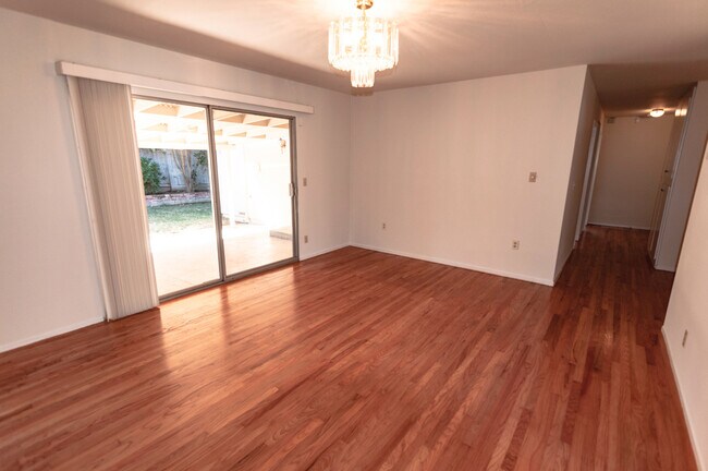 Building Photo - 4/3 near Jollyman Park, Top Cupertino Scho...