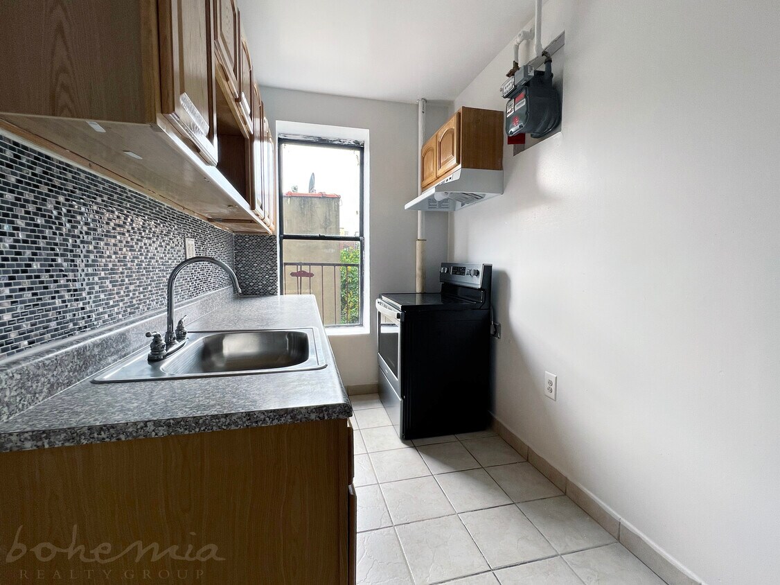 Building Photo - 2224 Amsterdam Ave