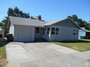 Building Photo - 137 Maple St