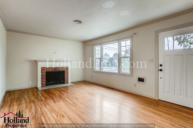 Building Photo - Great Home W/ Large Yard Near Downtown Bea...