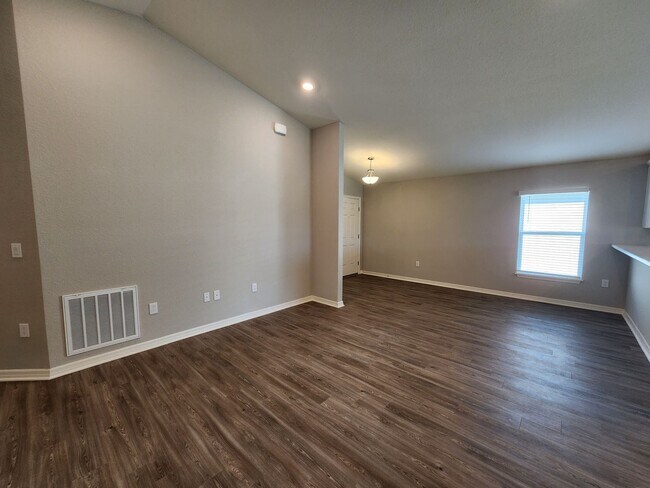 Foto del edificio - LIKE NEW!!! 4-Bedroom, 2-Bathroom in Villamar Winter Haven