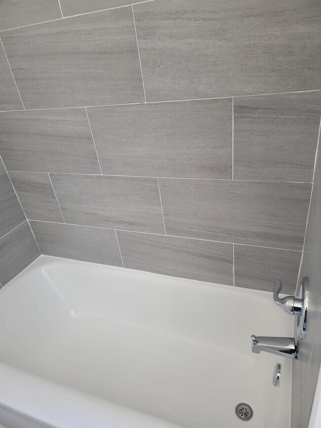 Building Photo - 100 LINDEN Ave