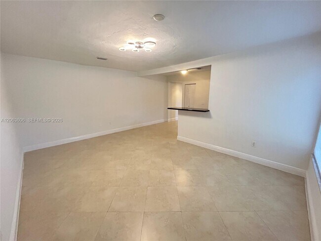 Foto del edificio - 2880 Pine Tree Dr