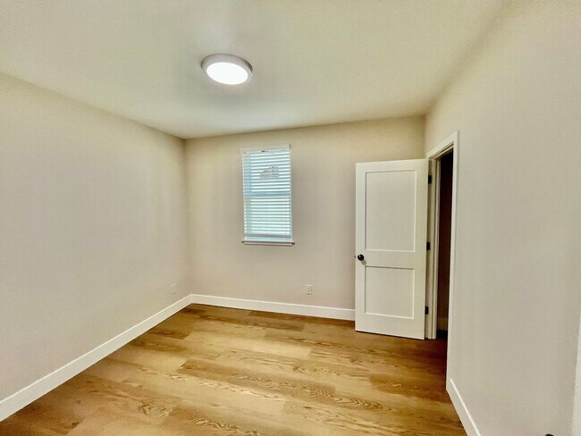 Foto del edificio - SPECTACULAR, COMPLETELY RENOVATED 2 BED/1 BATH FULLY!!!