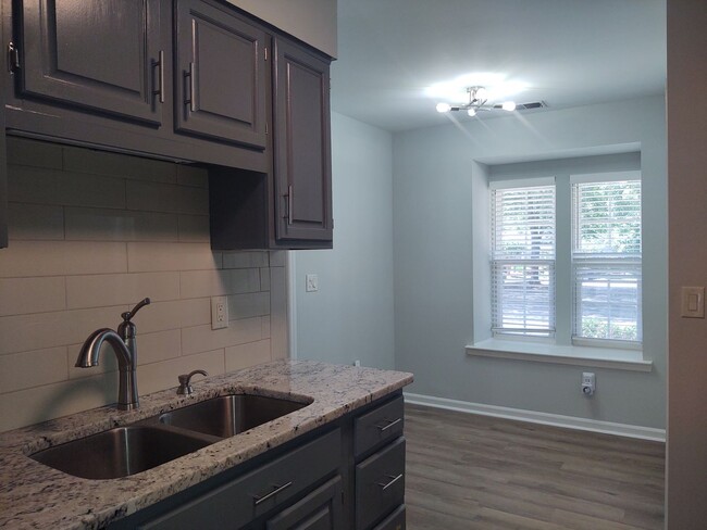 Building Photo - Beautiful 2-story Townhome located in Haml...