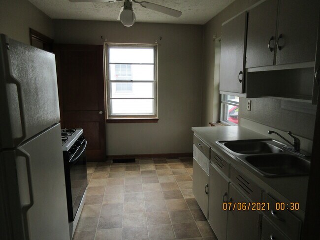 Kitchen with appliances - 2900 Sheridan St