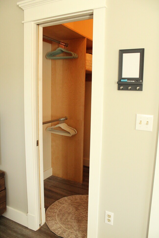 Building Photo - 2025 W Farm Road 178