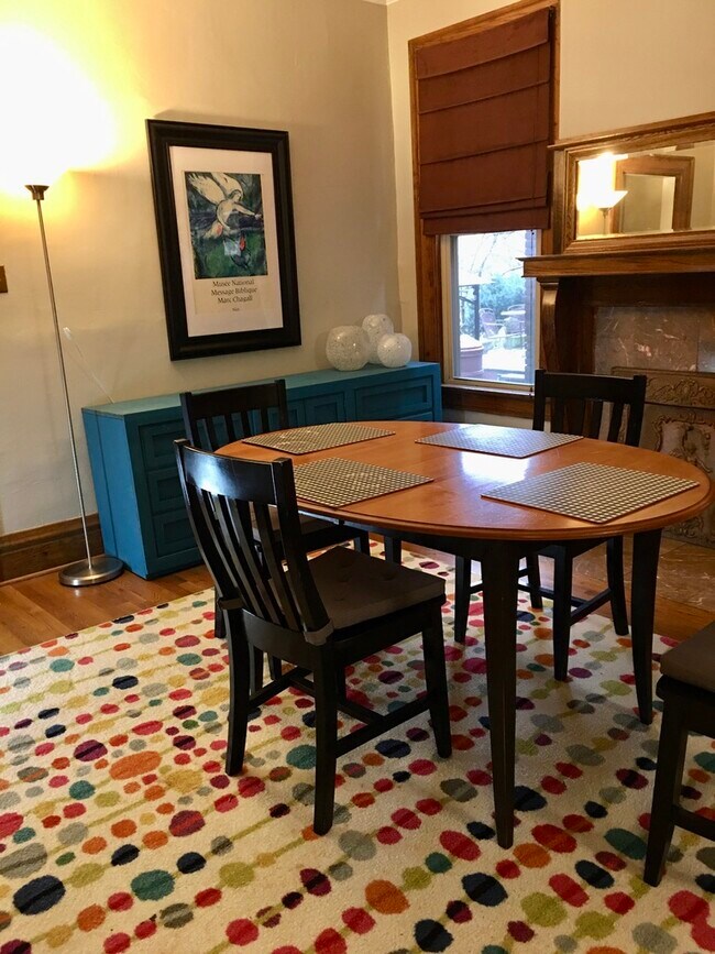 Comedor independiente con chimenea de mármol. - 1478 Bryden Rd