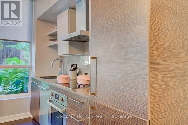 Photo du bâtiment - 1030 King St W