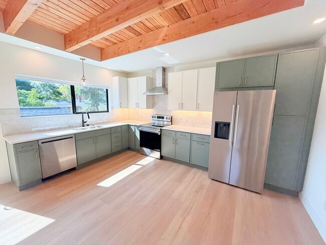 Building Photo - Modern New Construction Townhome in West Seattle!
