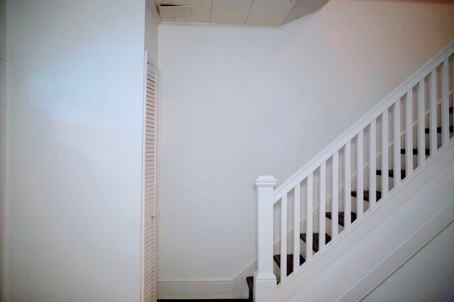 Building Photo - 324 New Dorwart St