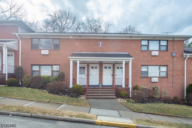 Building Photo - 2 Colonial Dr